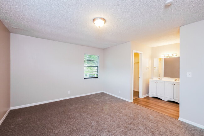 Building Photo - 10610 La Placida Dr