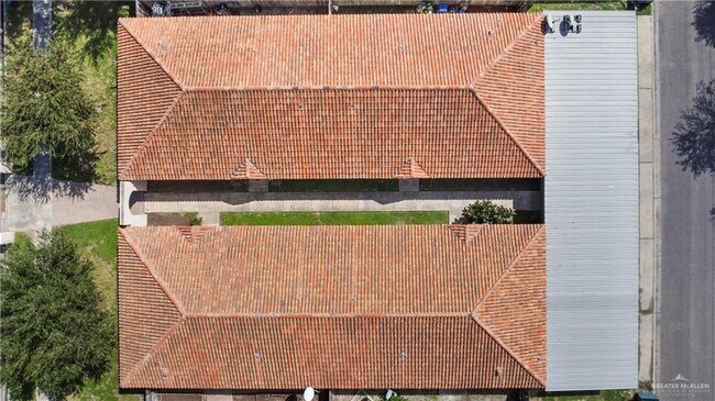 Building Photo - 13 Redbud Ave