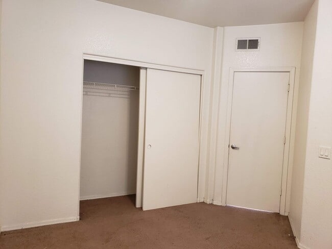 Building Photo - AVAILABLE NOW!!! GATED COMMUNITY - THE RAVEN - WITH GREAT AMENITIES