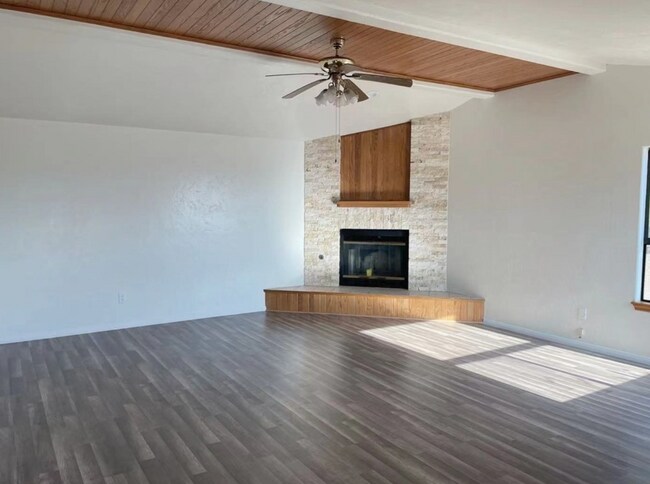 Building Photo - UPPER DESERT KNOLLS HOME