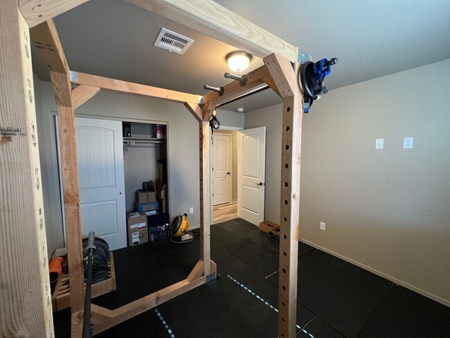 Building Photo - SOLAR HOME!!