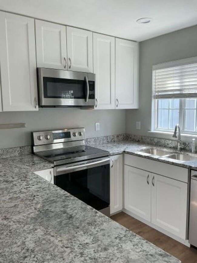 Building Photo - **Newly Upgraded Townhome**