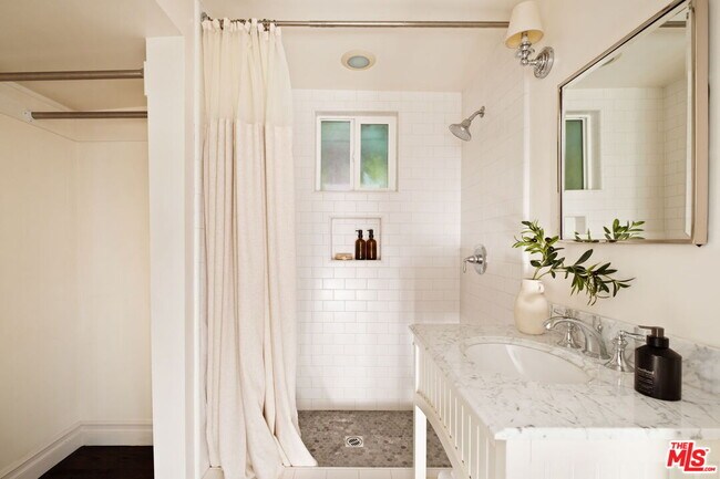 Building Photo - 1438 N Orange Grove Ave