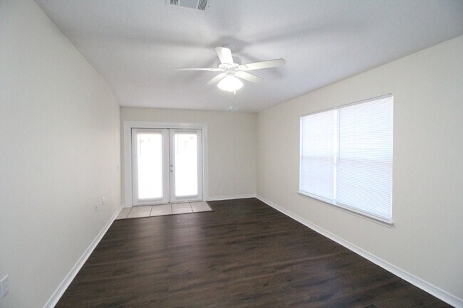 Building Photo - Northeast Pensacola 2BR, 2BA End-Unit Townhome Near Davis Hwy & UWF with Stainless Appliances, Fe...