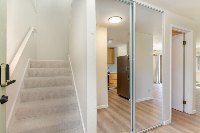 Building Photo - Modern 2-Bedroom Townhouse-Style Condo with Private Yard in Prime Kirkland Location