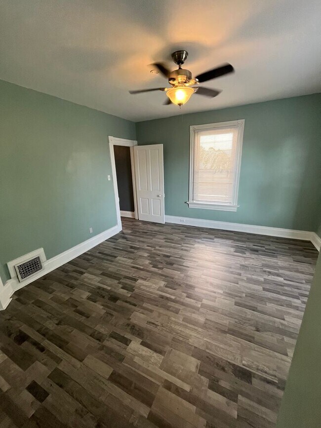 Building Photo - 2106 Lawn Ave