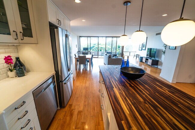 Building Photo - 4337 Marina City Dr