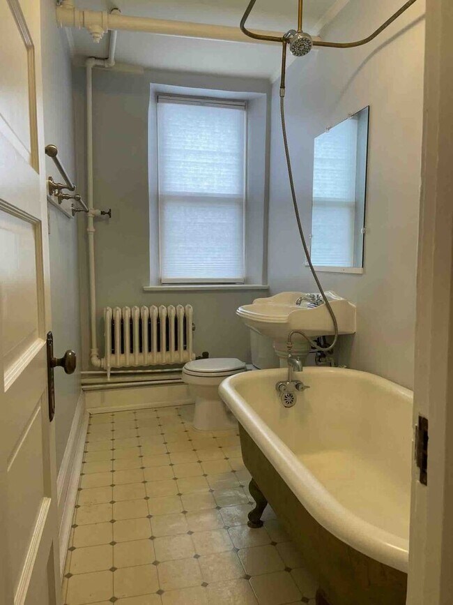 Building Photo - 1901 Lyndale Ave S