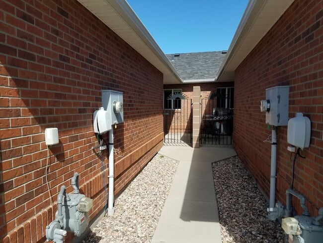 Building Photo - House For Lease