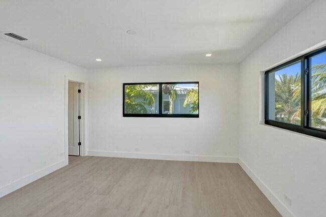 Building Photo - 840 SE 22nd Ave