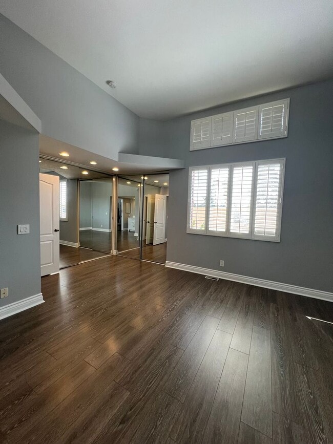 Building Photo - Tri-Level 2bed 2bath Huntington  Beach Home