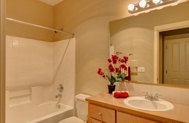 Building Photo - Sunny & Bright Upper Unit in Snoqualmie Ridge