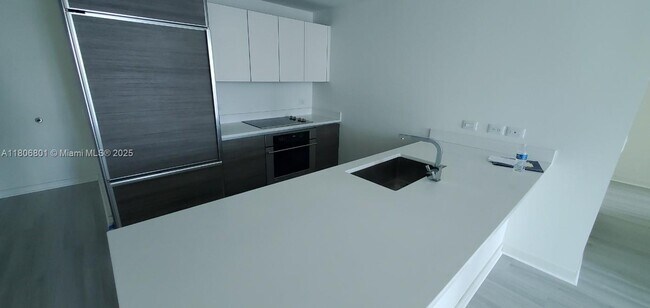 Building Photo - 1100S S Miami Ave