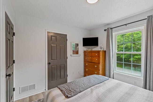 Building Photo - 444 Grand Ridge Dr