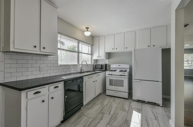 Building Photo - 1349 Martin St