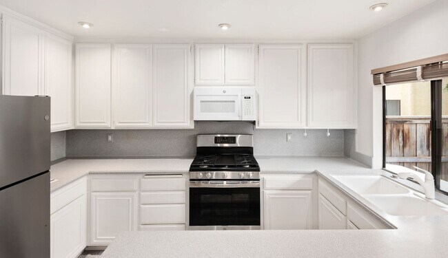 Building Photo - Wonderful uptown condo for rent... Santa Barbara!