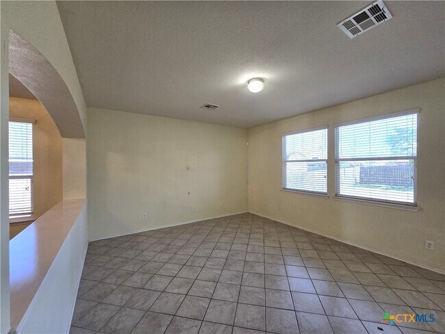 Building Photo - 5000 Willamette Ln