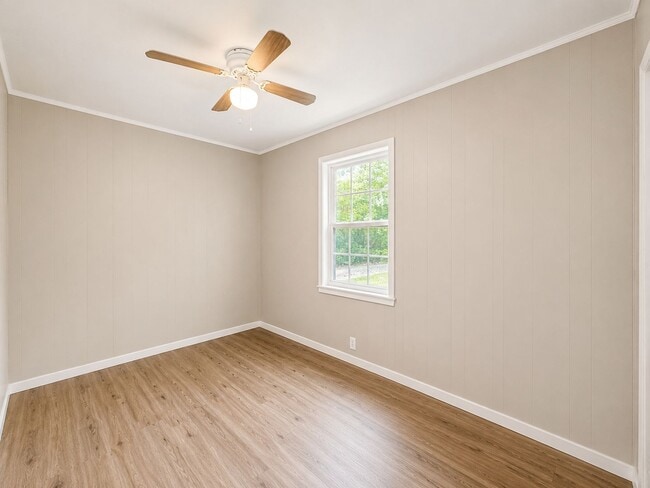 Building Photo - Remodeled 2/1 • Water Included • Commutable