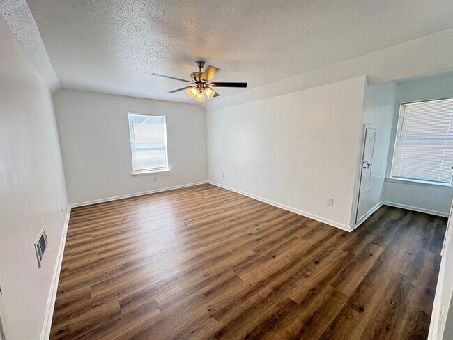 Building Photo - 208 Avon Ct