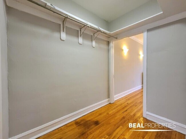 Building Photo - 0 bedroom in CHICAGO IL 60613