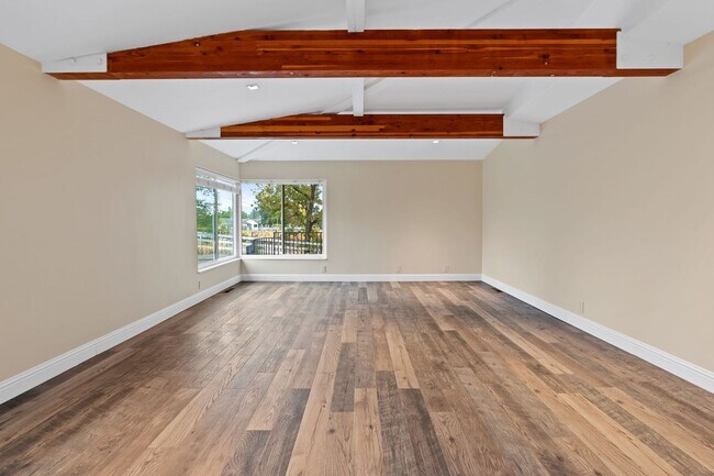 Building Photo - 3-Bed, 3-Bath Home with Spacious Layout and Vineyard Views