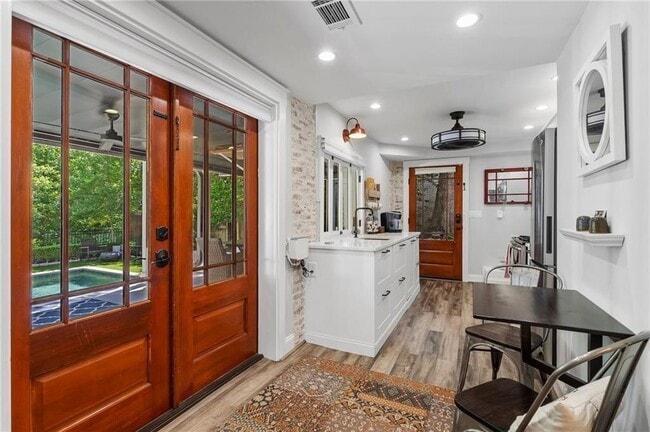 Building Photo - 663 Yorkshire Rd NE