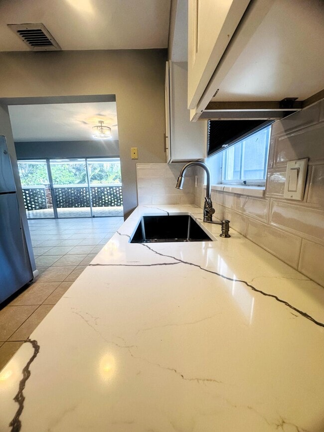 Building Photo - 423 Pine Tree Ct