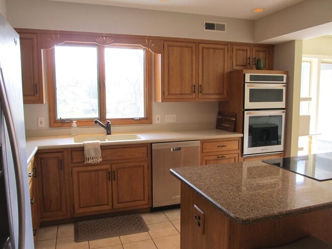 Building Photo - Five Bedroom Home on Portage Creek