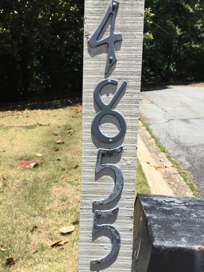 Building Photo - **AVAILABLE NOW**Near Ft. Benning. Columbus, GA  Bedroom 4 / 1 Full Bathroom & 2 Half Bathroom Ho...