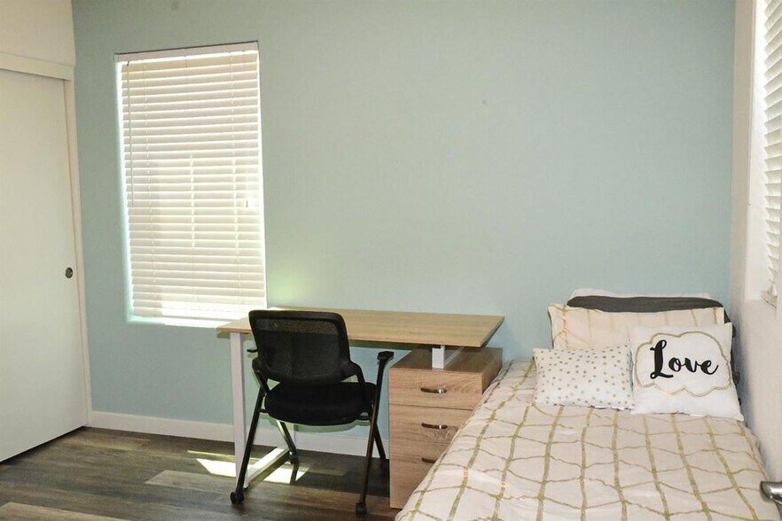 Building Photo - 2580 N McArthur Ave