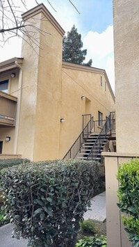 Building Photo - Spacious 2 bedroom 2 bath condo with Laundry Inside!!!