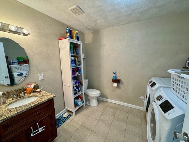 Building Photo - BEAUTIFUL HOME CLOSE TO AIRPORT AND MILITARY BASE.