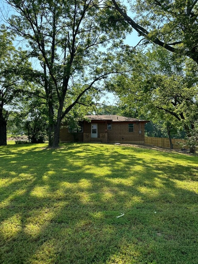 Building Photo - 4 BED 2 FULL BATH