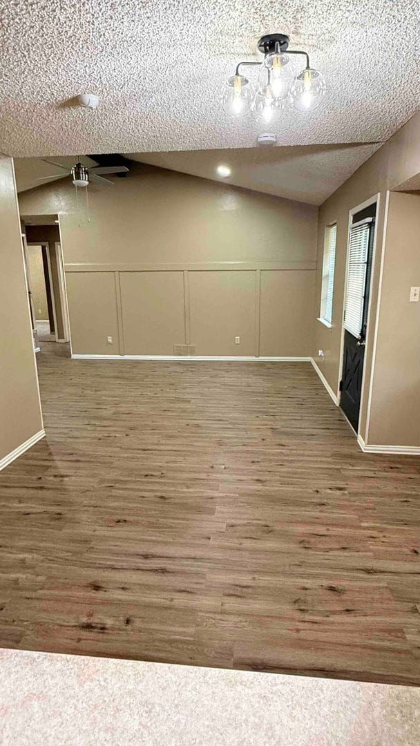 Building Photo - 3 bedroom / 2 bath / 2 car garage - Covere...