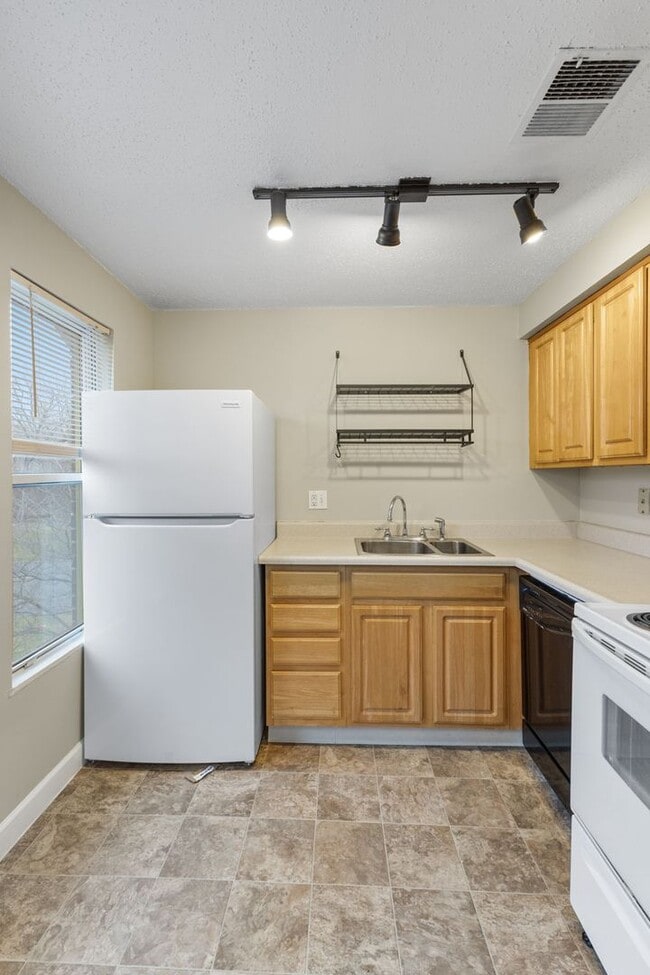 Building Photo - 3520 E Fall Creek Pkwy N Dr