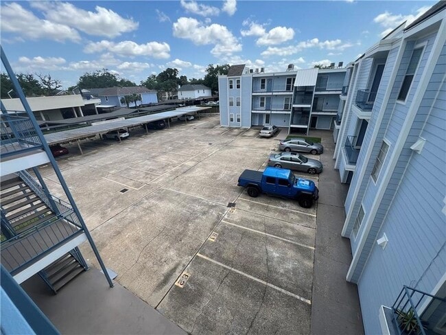 Building Photo - 318 Lake Marina Ave