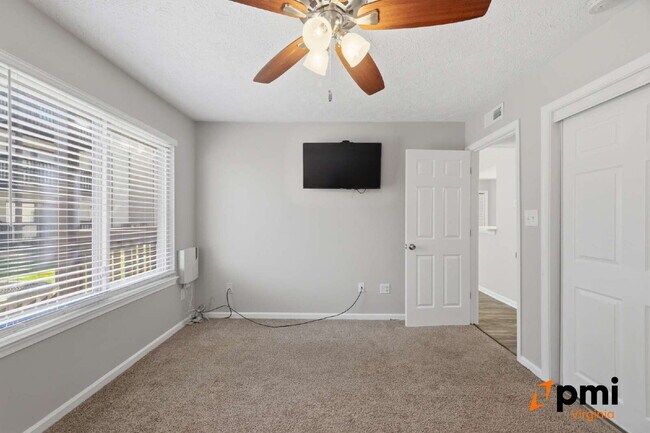 Building Photo - GATED COMMUNITY FULLY RENOVATED 1 BED 1 BATH WITH BALCONY AND POOL