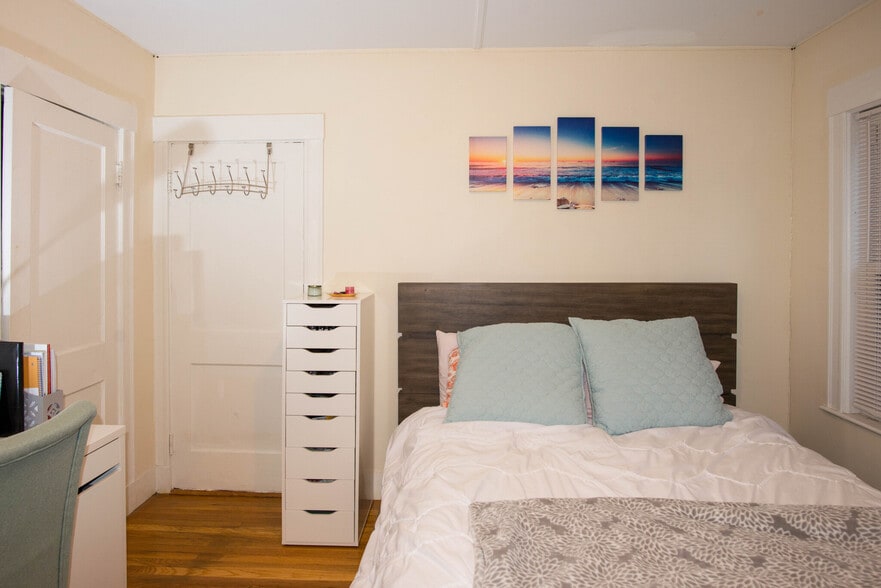 Building Photo - 11 Sunset St