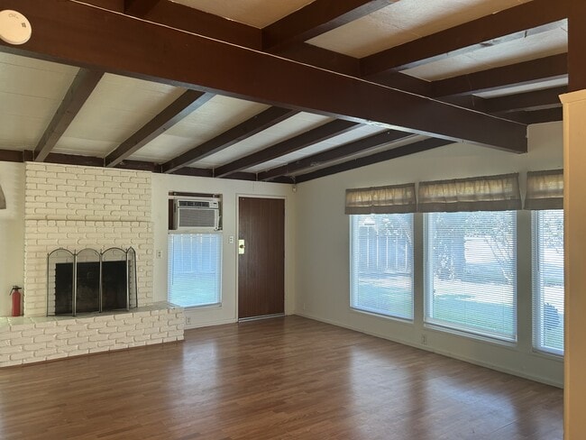 Building Photo - 402 Helen Ave