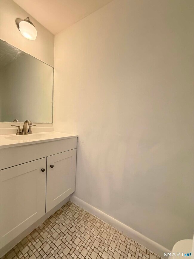 Building Photo - 14 Newtown Rd