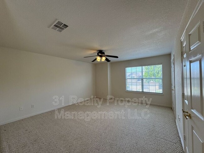 Building Photo - 900 Englewood Ln