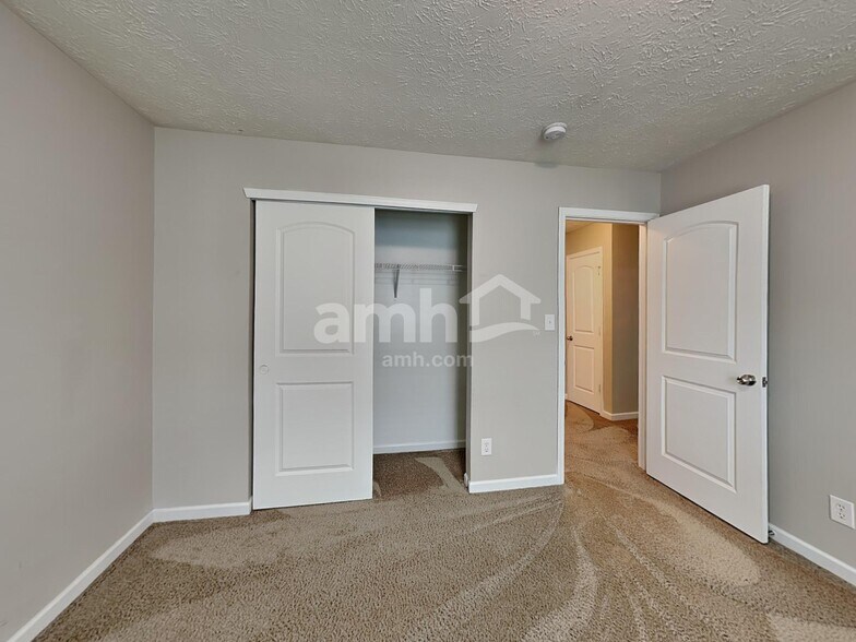 Building Photo - 2364 Blackthorn Dr