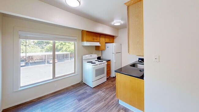 Building Photo - 997 Madrone Rd