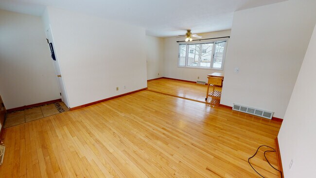Building Photo - 5814 Meadowood Dr