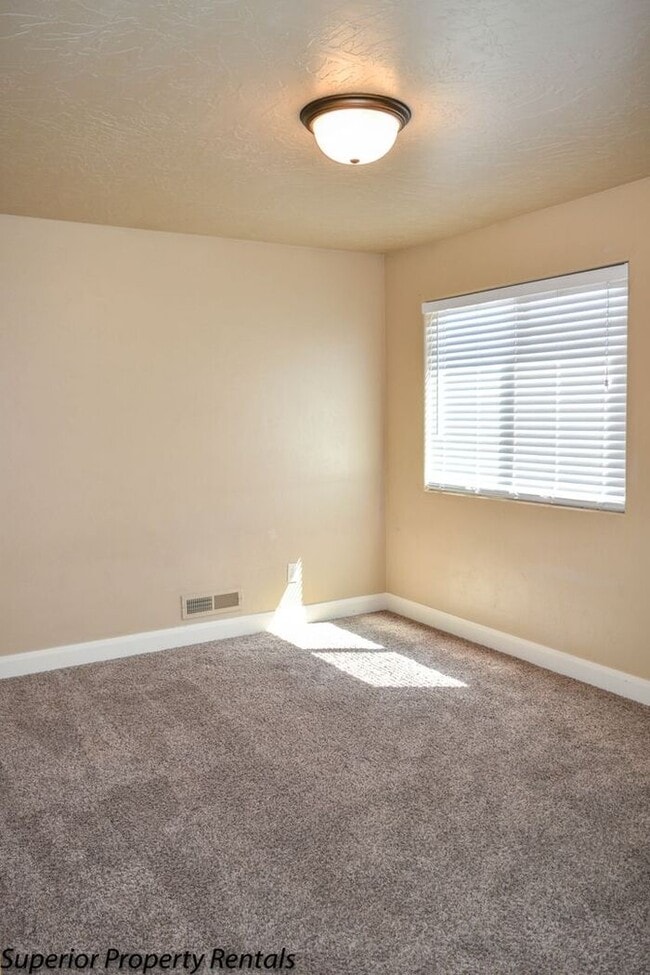 Building Photo - 4 bed, 2.5 bath duple unit w/2 car garage