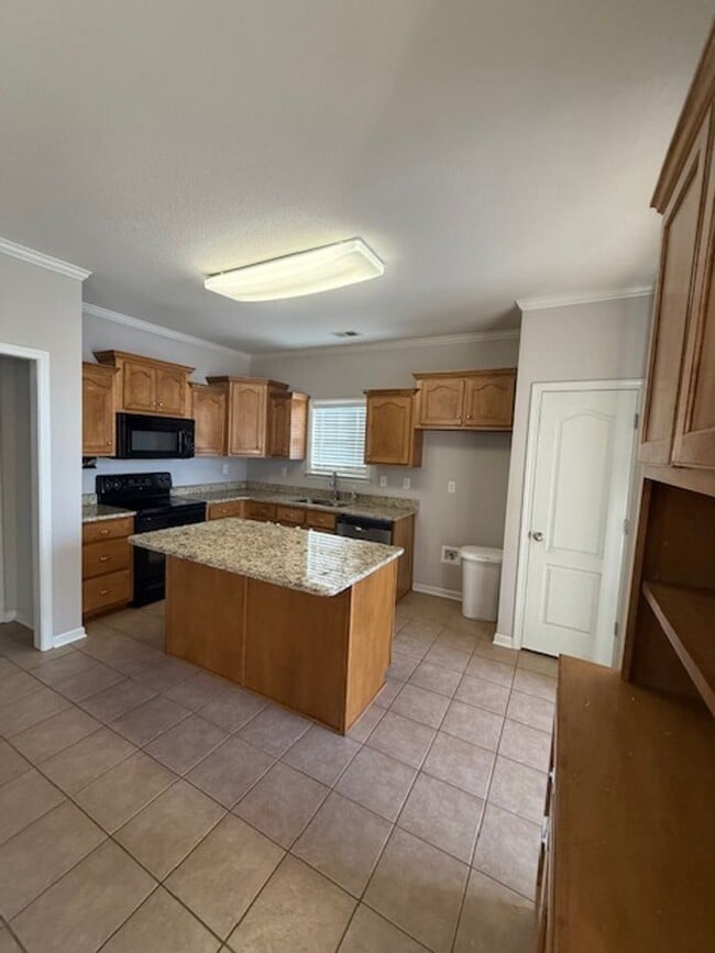 Building Photo - 3 bed 2 bath home with a large bonus room and an additional room that would be perfect for an off...