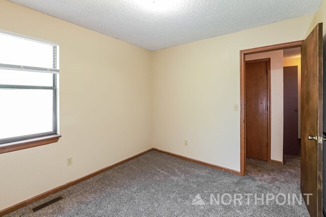 Building Photo - Radiant Unit Townhome | 2 BR/1.5BA | 1-Car Garage |