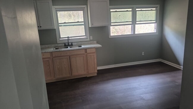 Building Photo - Spacious 4 Bedroom House