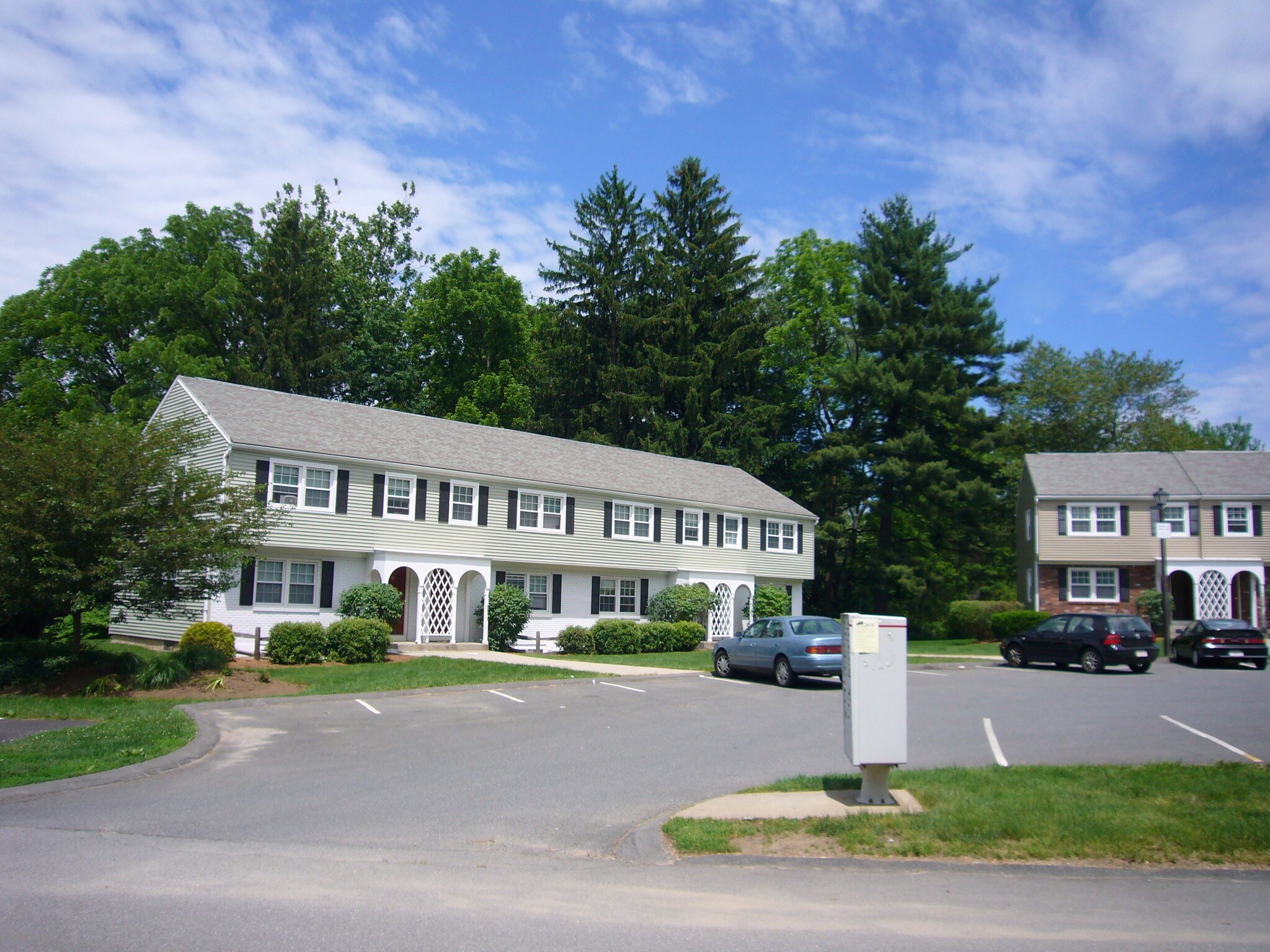 Building Photo - 40 Hobart Ln