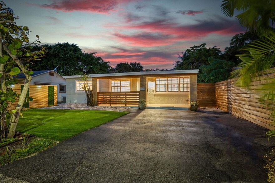 Building Photo - 1425 NE 5th Terrace